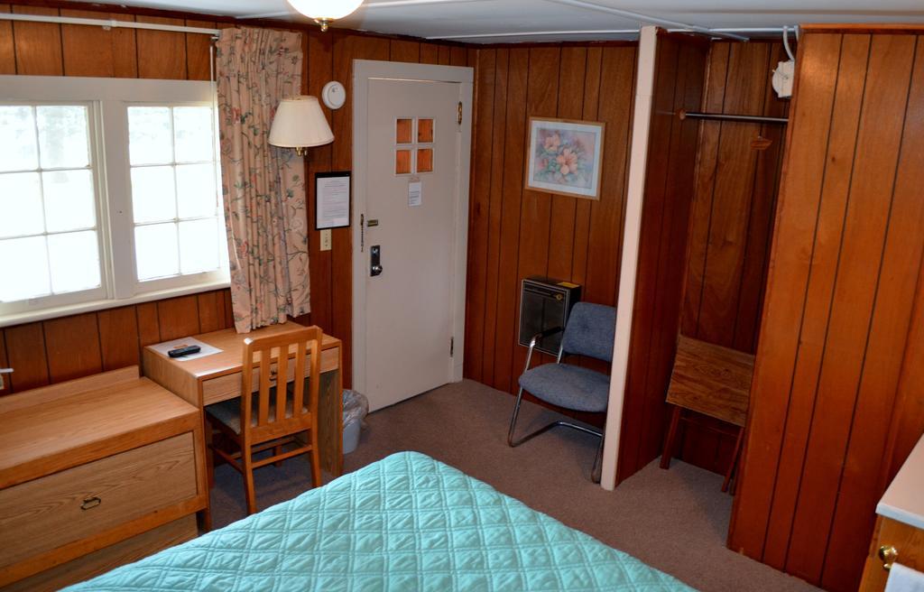Chamber Lane Motel Round Lake Room photo